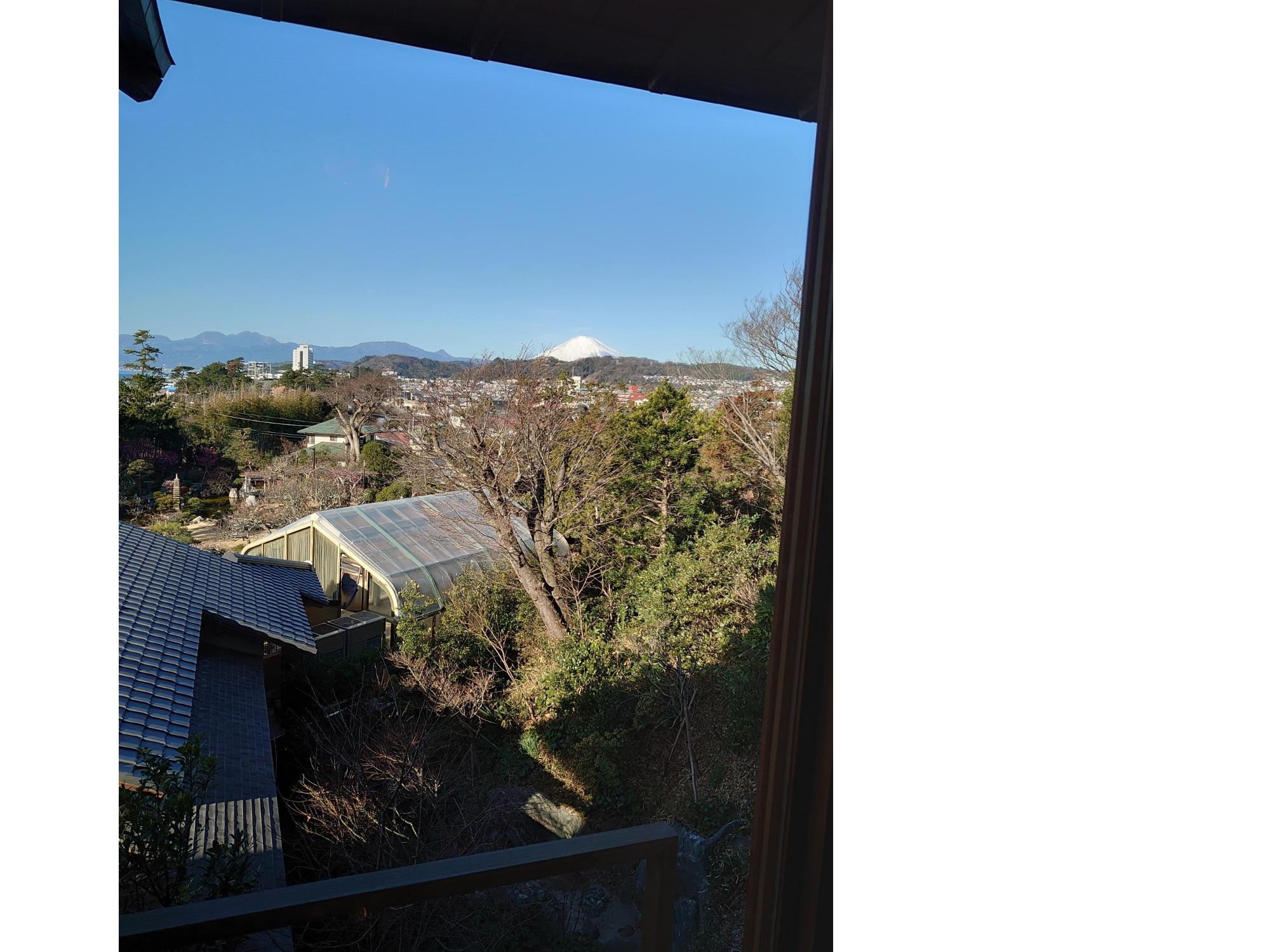 旧吉田茂邸の銀の間から見た富士山