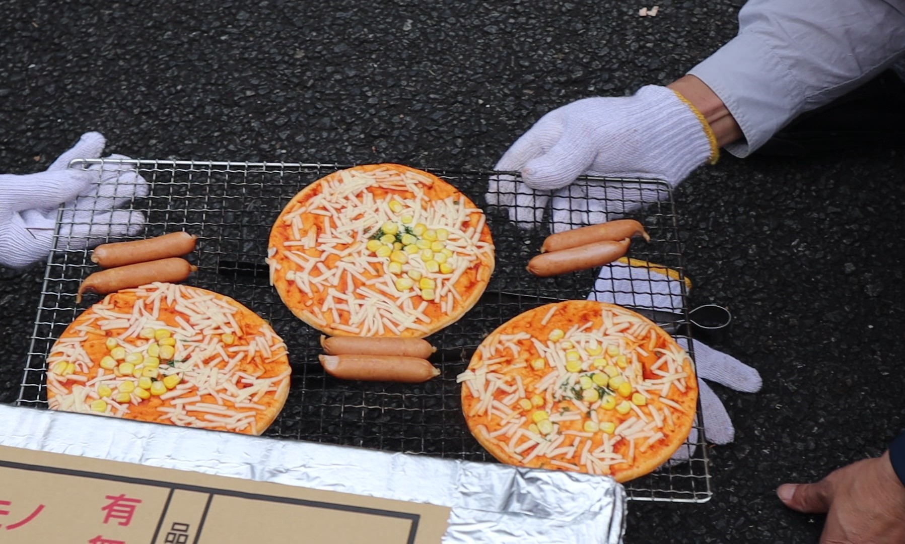 ダンボール釜でピザを焼いたよ