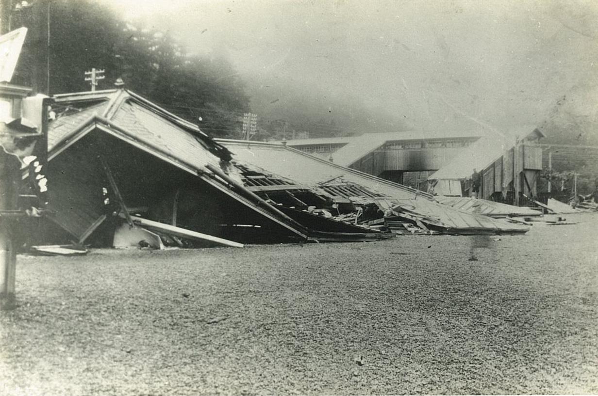 関東大震災で倒壊した大磯駅の駅舎