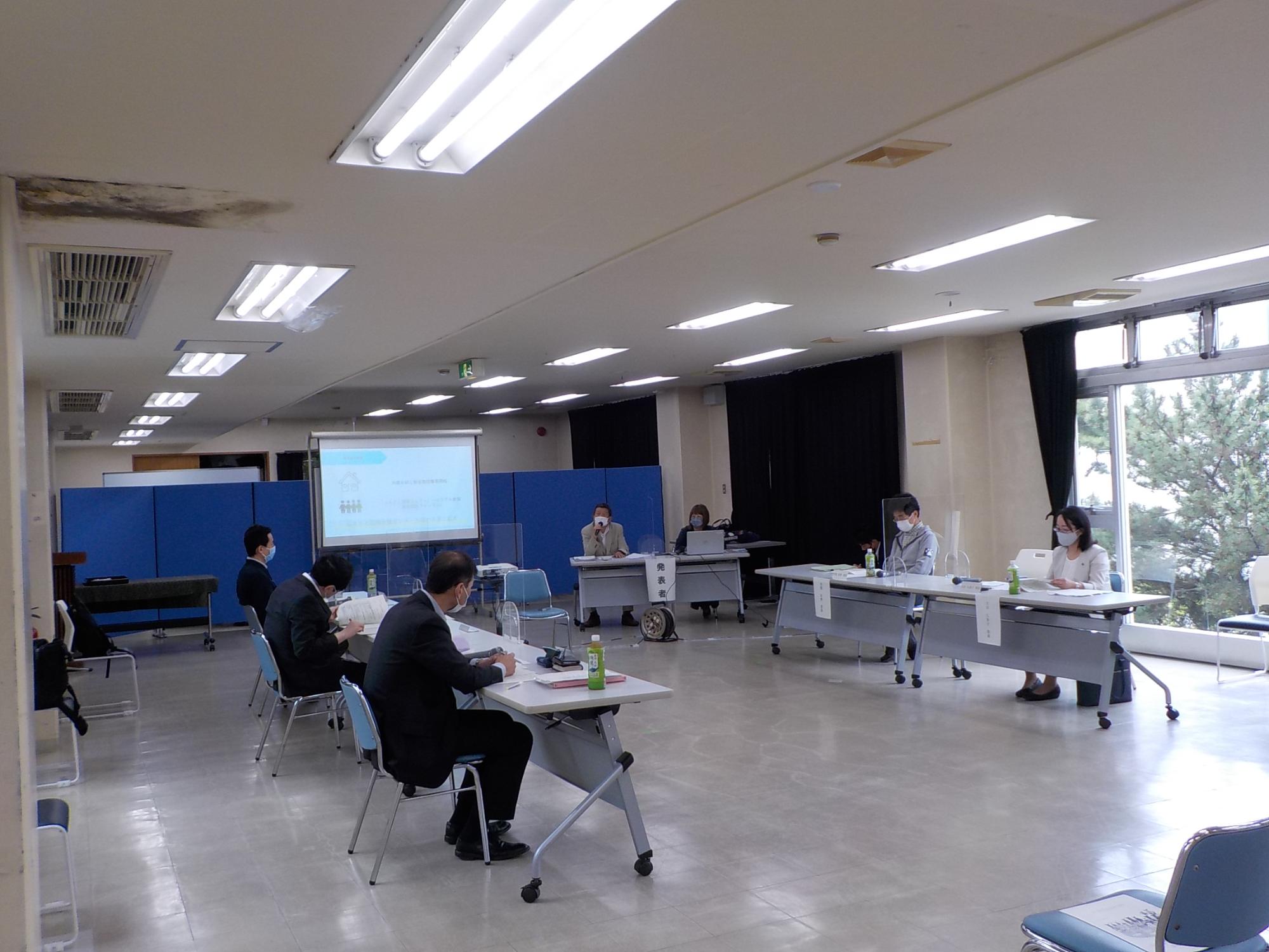 大磯町補助金等評価委員会にて、海鈴大磯が発表している様子