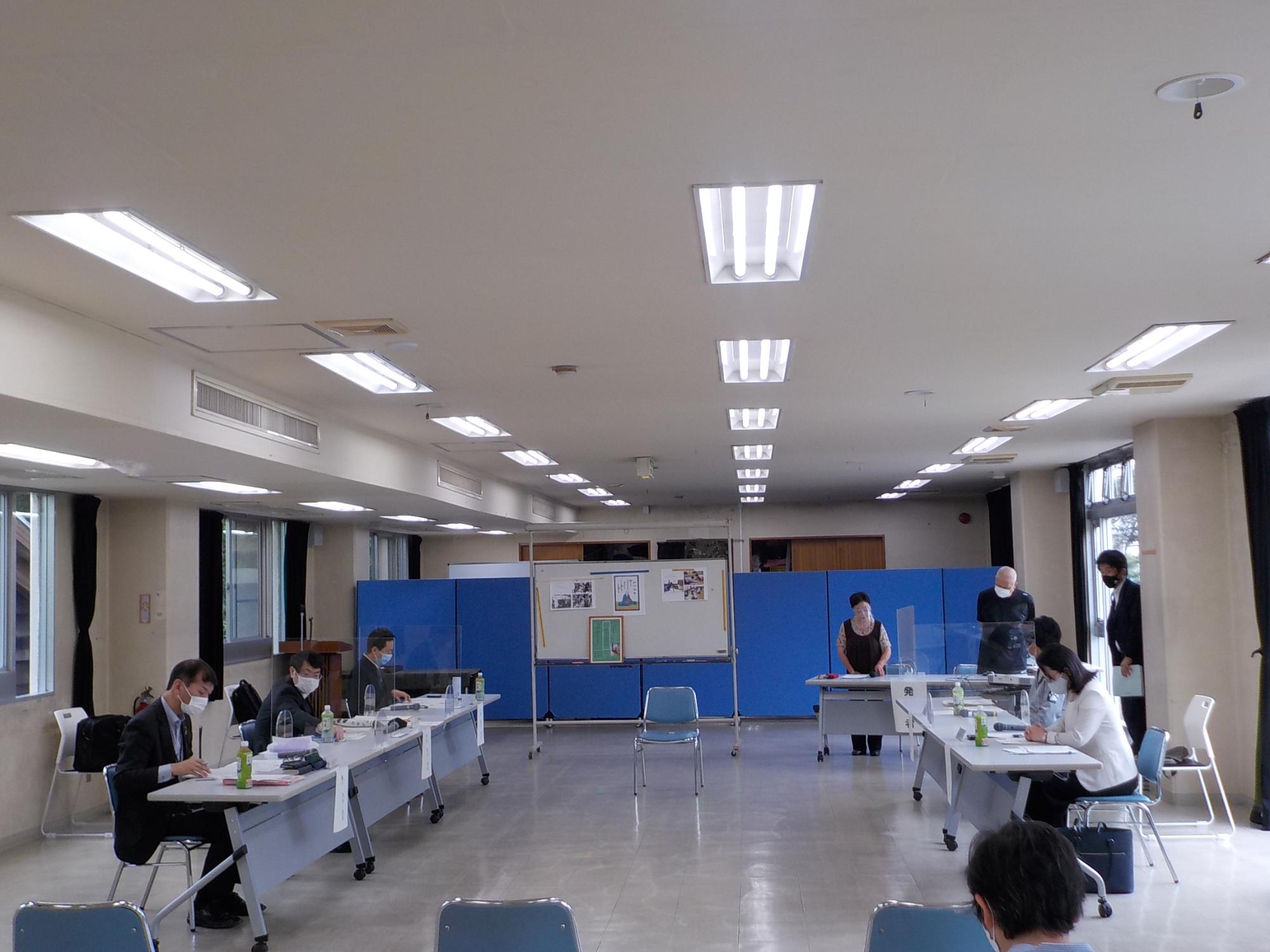 大磯町補助金等評価委員会にて、大磯かるた会が発表している様子