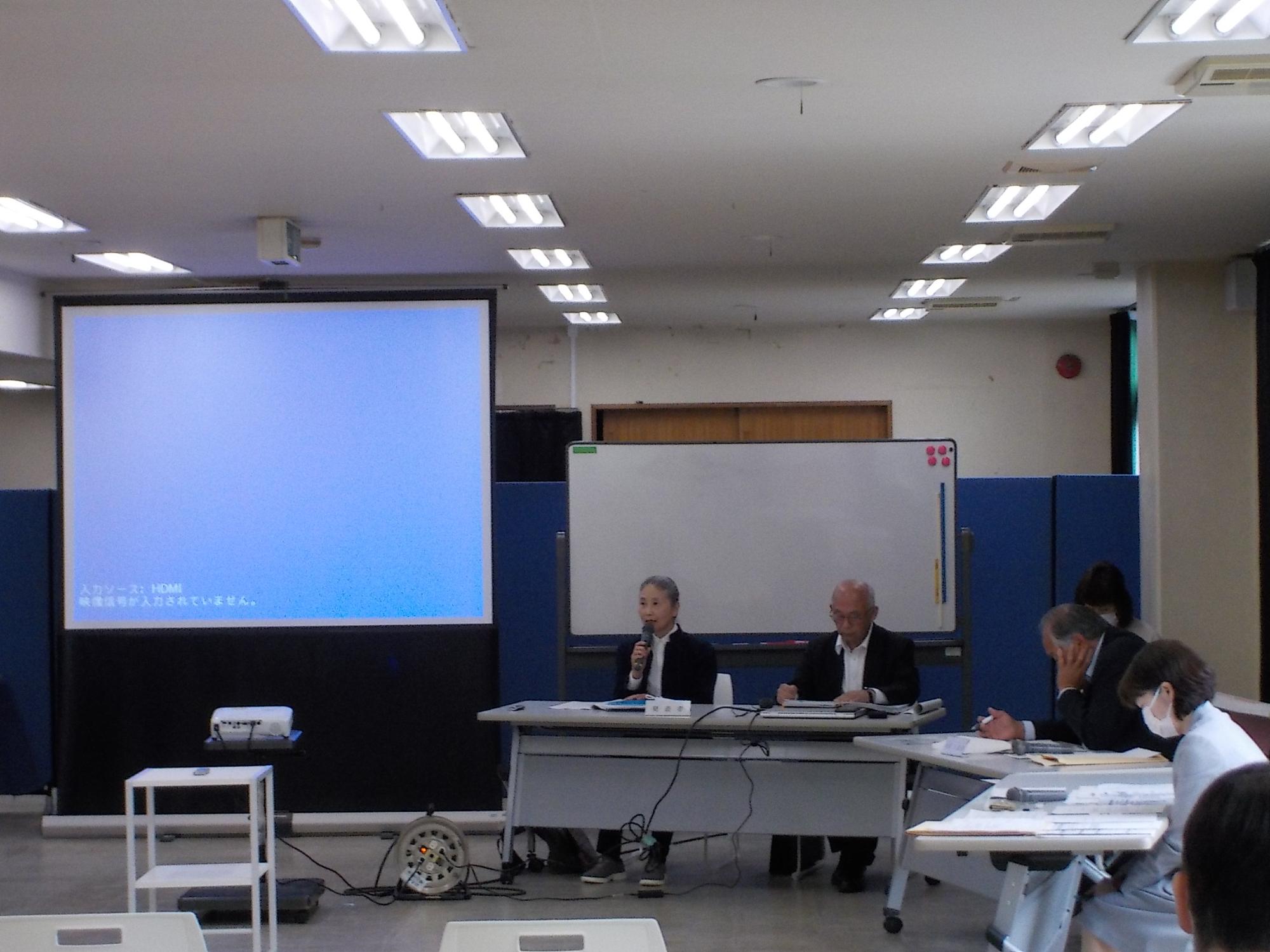 令和５年度大磯町補助金等評価委員会にて、携帯電話基地局問題研究会が発表している様子