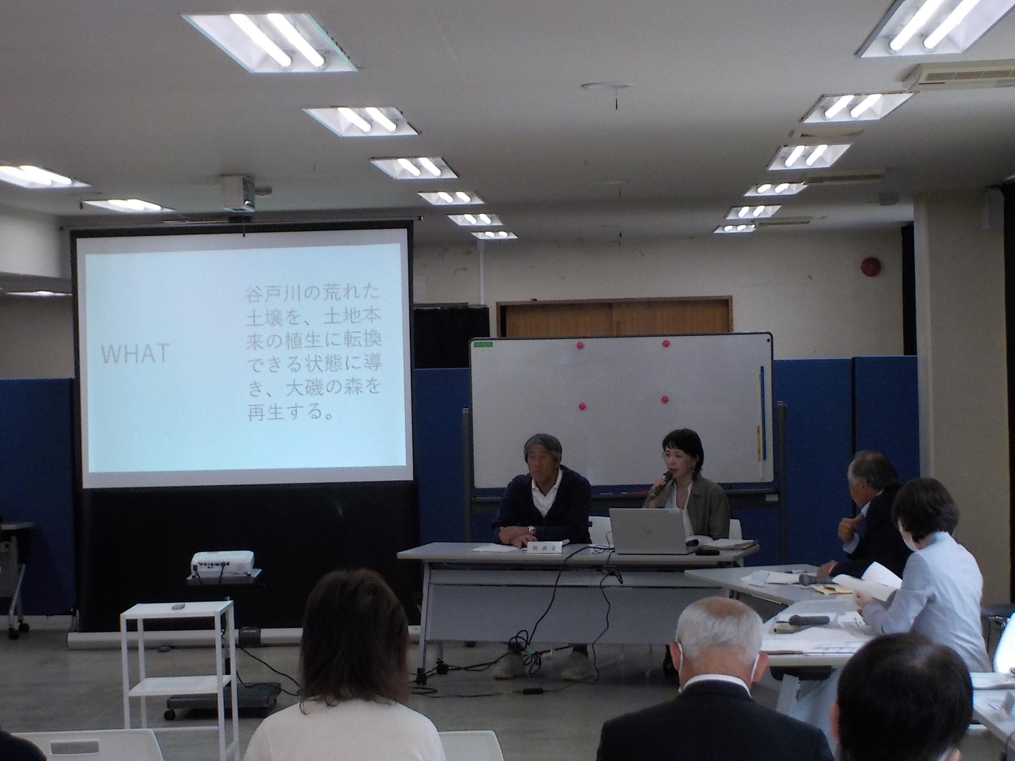 令和５年度大磯町補助金等評価委員会にて、谷戸川渓谷をきれいにする会が発表している様子