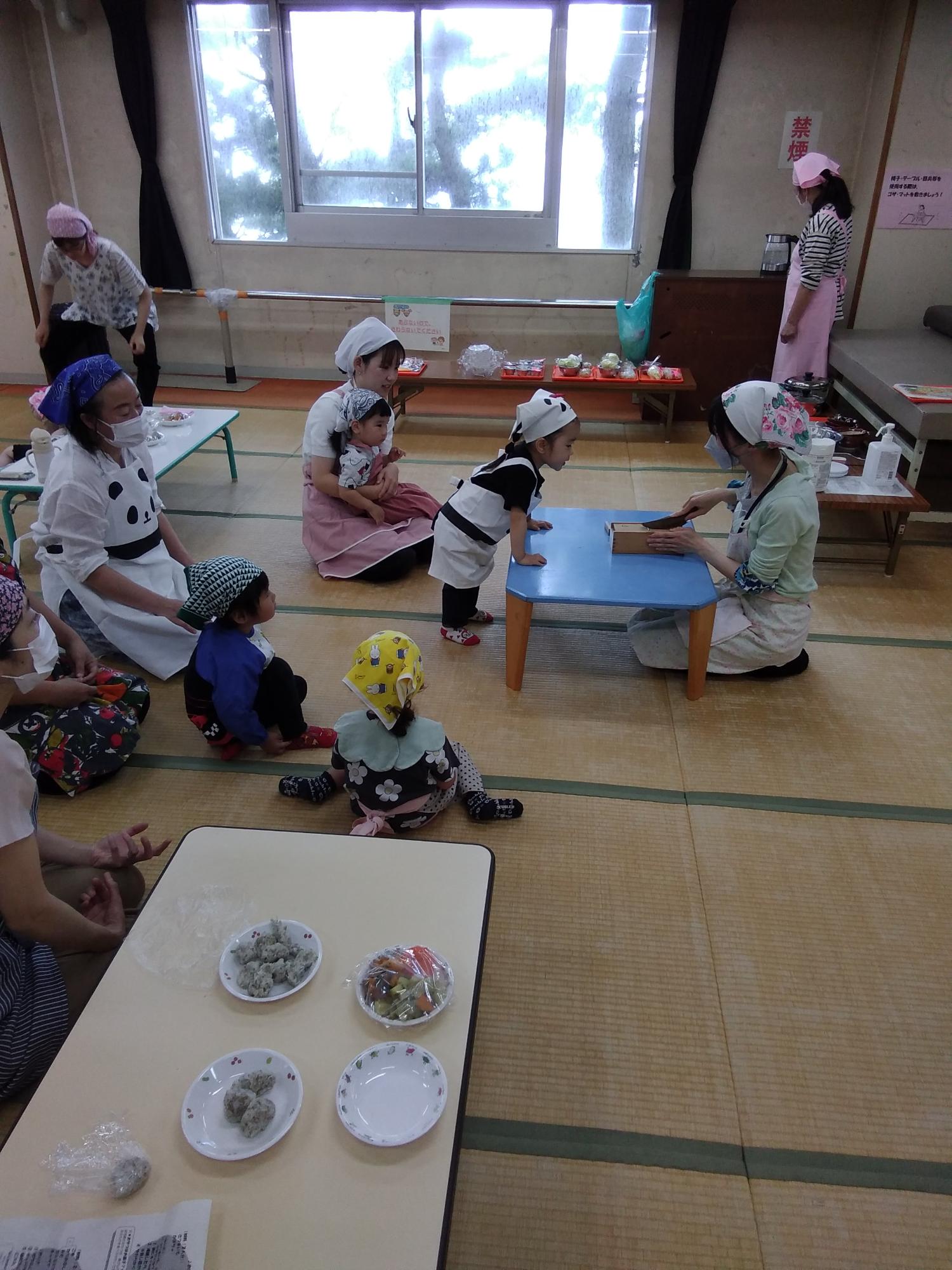 かつお節削り器を見ている様子