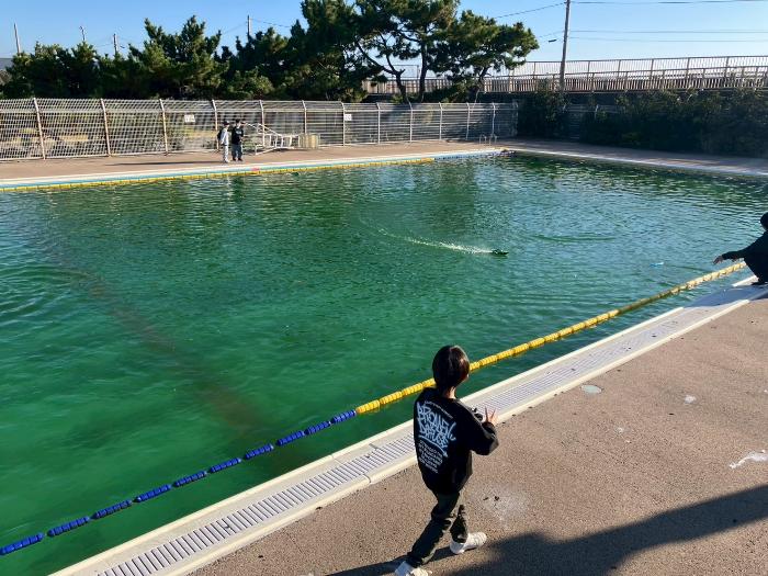 水上ラジコンの遊んでいる様子の写真