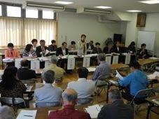 議会報告会の開催趣旨を説明（月京会館）