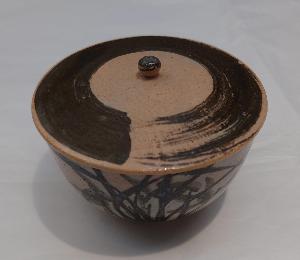 2023-0201-4銹絵菖蒲文蓋付茶碗