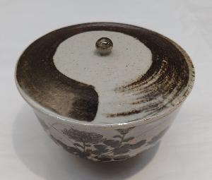 2023-0201-5銹絵牡丹文蓋付茶碗