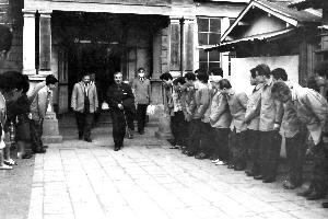 昭和37年12月14日　初代大磯町長曽根田恭男氏（役場前）