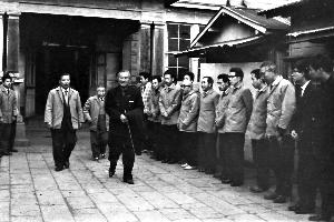 昭和37年12月14日　初代大磯町長曽根田恭男氏（役場前）