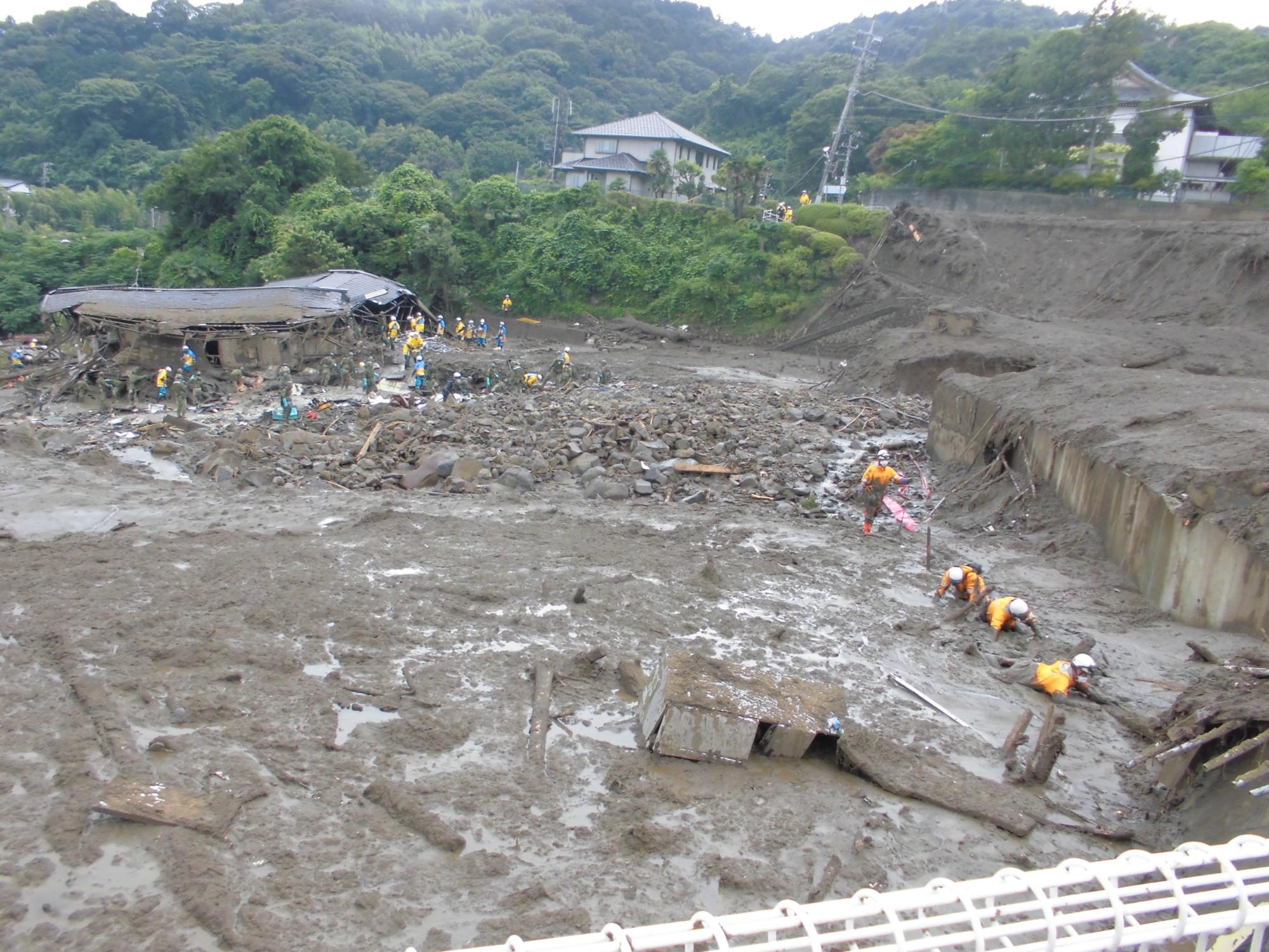土石流で跡形もなくなった住宅付近を捜索