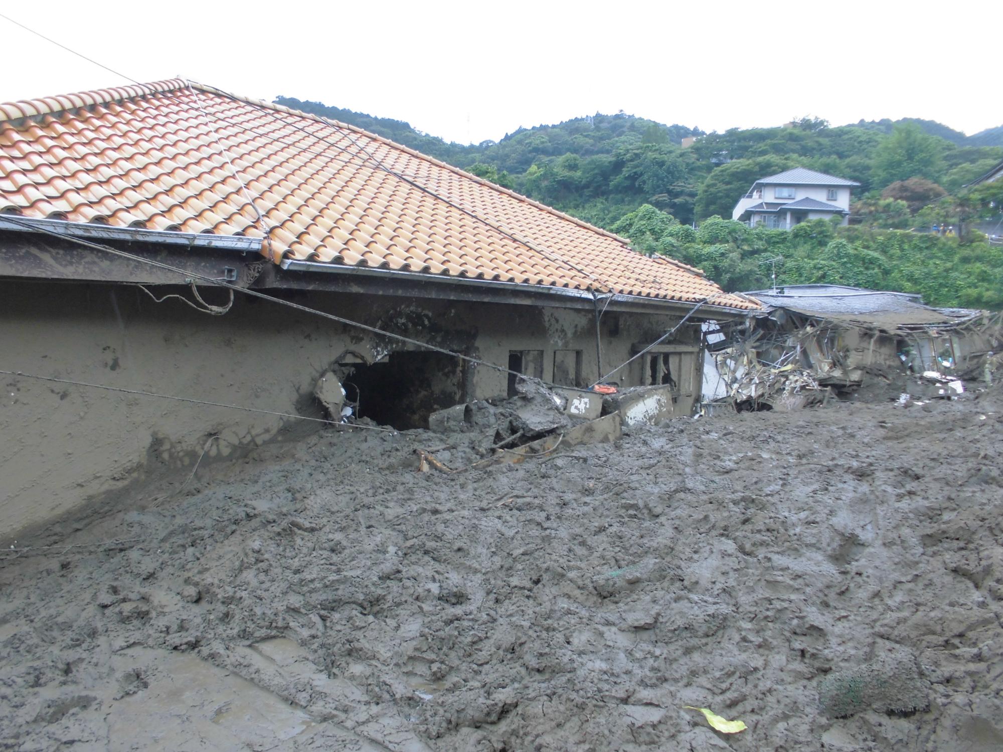 泥に２階部分まで覆われた住宅内部を捜索