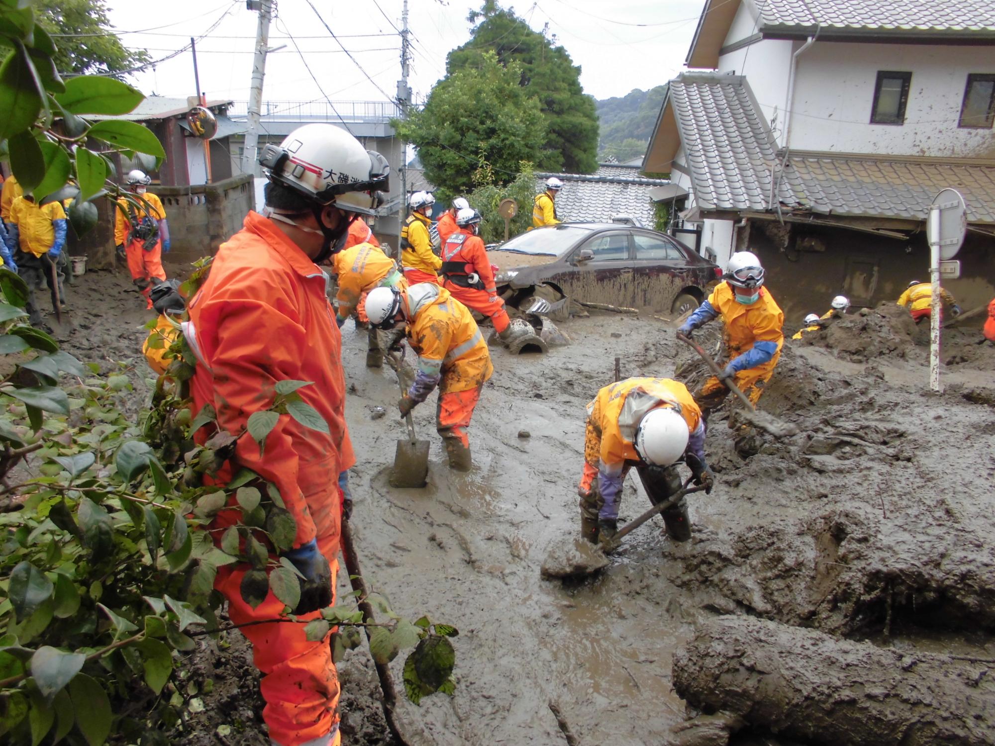 泥に覆われた道路を捜索