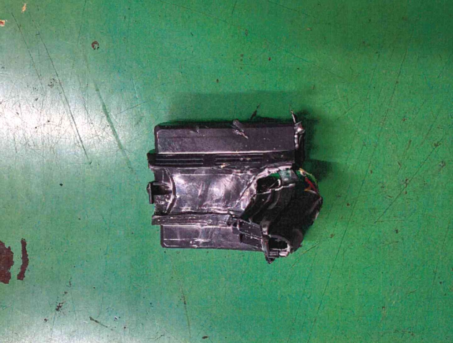 リチウムイオン電池(外袋を破る刃に当たったもの)