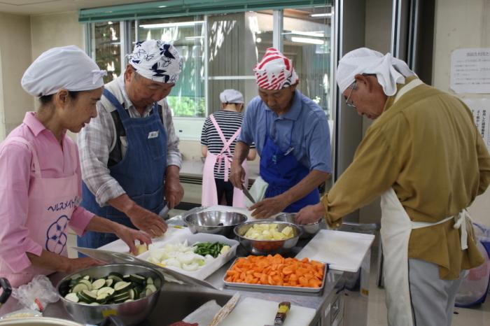 男性料理教室の調理の様子