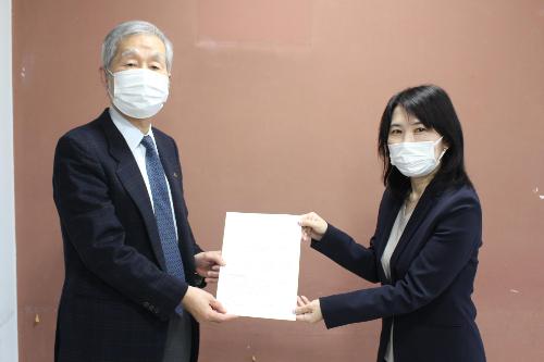 行政改革推進委員会からの第2次行政経営プラン答申の様子